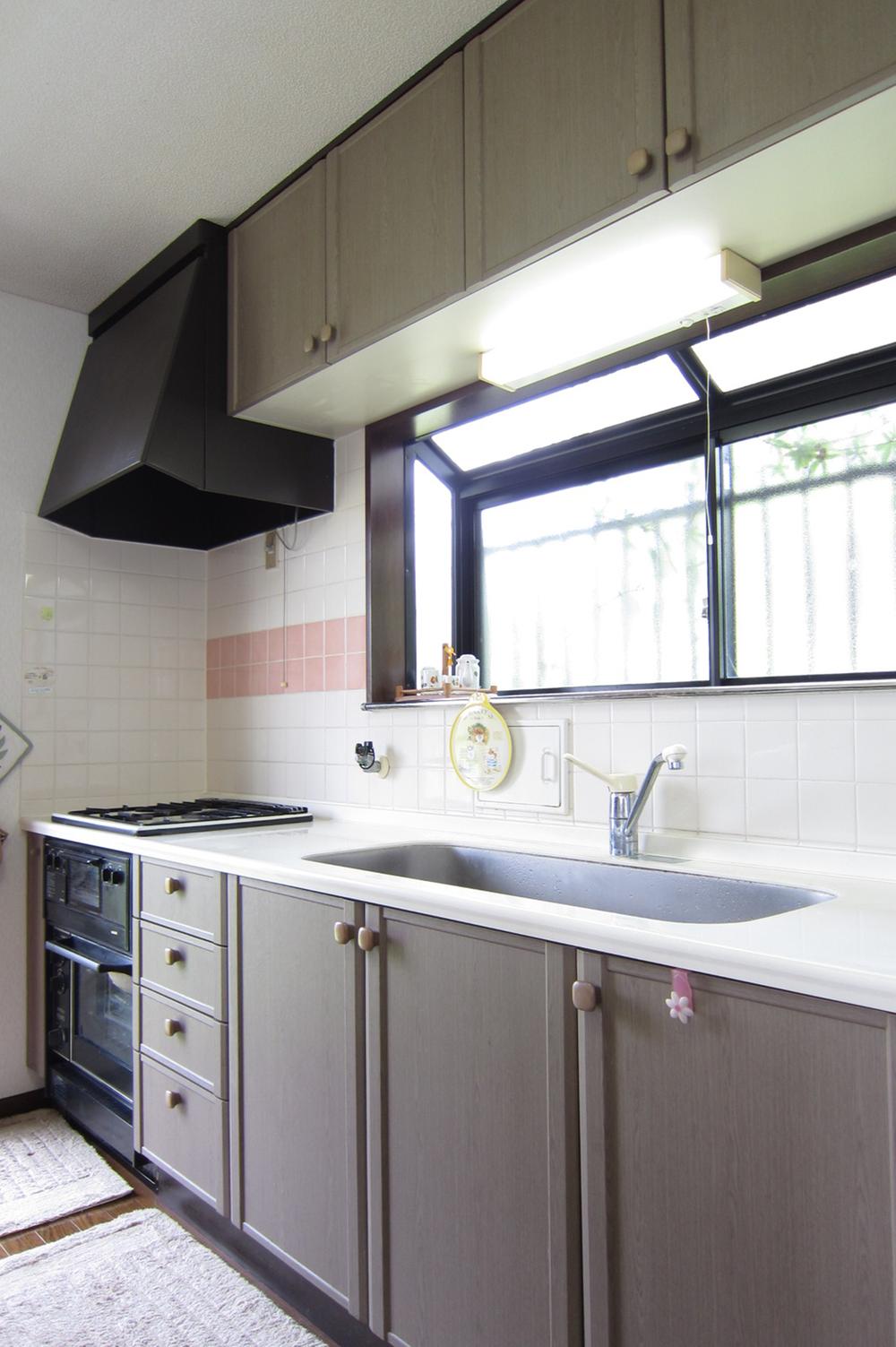 Kitchen. Local (June 2012) shooting, Gas oven with a large kitchen