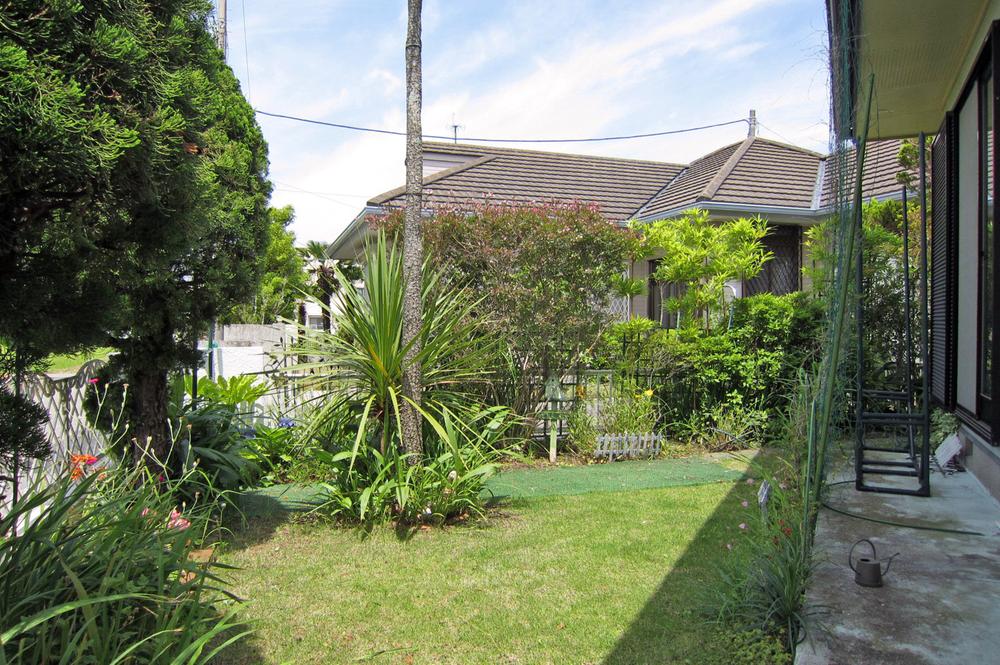 Garden. Local (June 2012) shooting, It is south garden