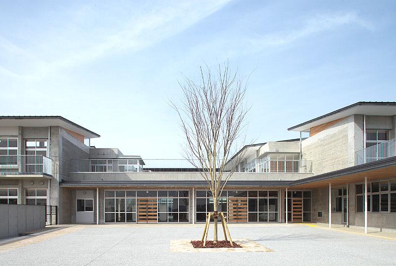 Primary school. It has been friendly to the environment in the subdivision in the 400m Midorigaoka to omental elementary school, Latest elementary school. We moved (new) in 2012.
