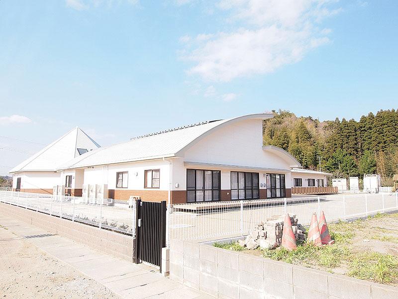 kindergarten ・ Nursery. In the 200m subdivision in to Midorigaoka, Latest Midorigaoka nursery school, which opened in 2012.  A wide garden garden wrapped in green, You can play outside.