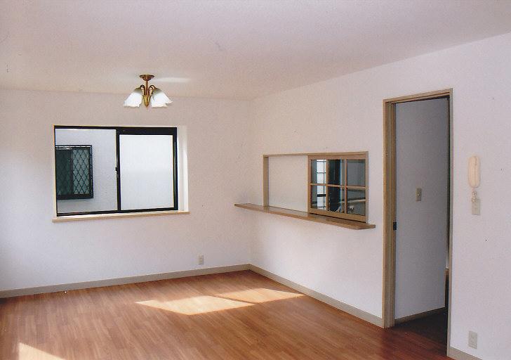 Living. Easy-to-use face-to-face kitchen
