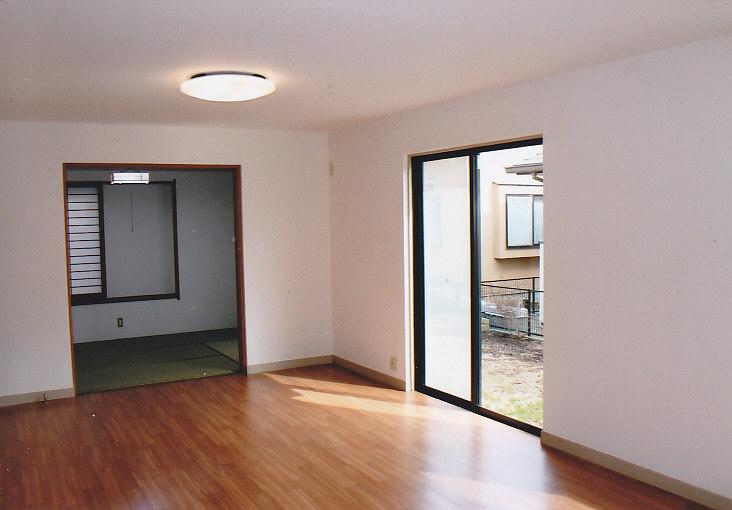 Living. Easy-to-use Japanese-style room is next to the LDK