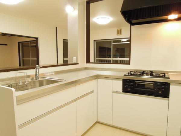 Kitchen. Easy-to-use face-to-face kitchen.