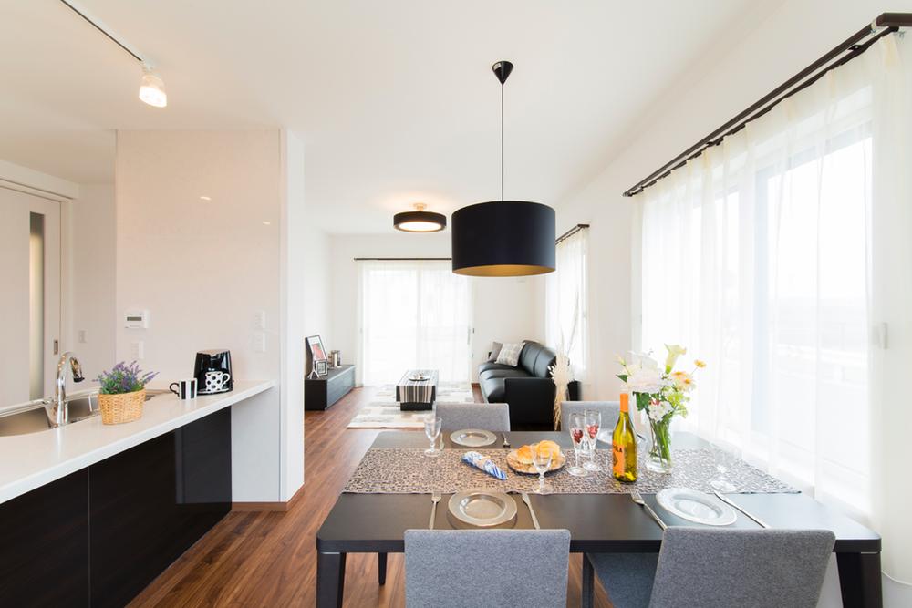 Model house photo. Open living to capture the sun. Meals can be enjoyed while hope your garden. (Local living photo 2013 February shooting Sale already compartment)