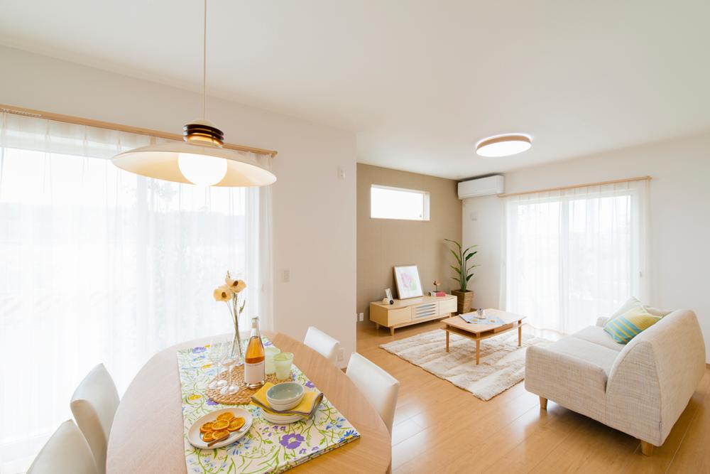 Model house photo. Space relaxation of family, Spacious living. Also impetus conversation of family. (Photo June 2012 shooting Sale already compartment)