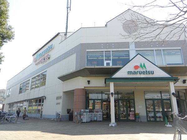 Supermarket. Maruetsu to (super) 1220m