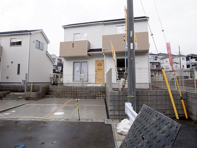 Local appearance photo. All six buildings of subdivision