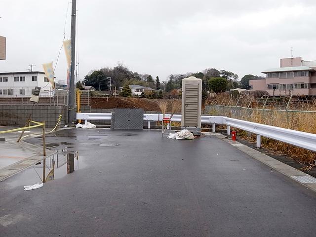 Local photos, including front road. A quiet residential area