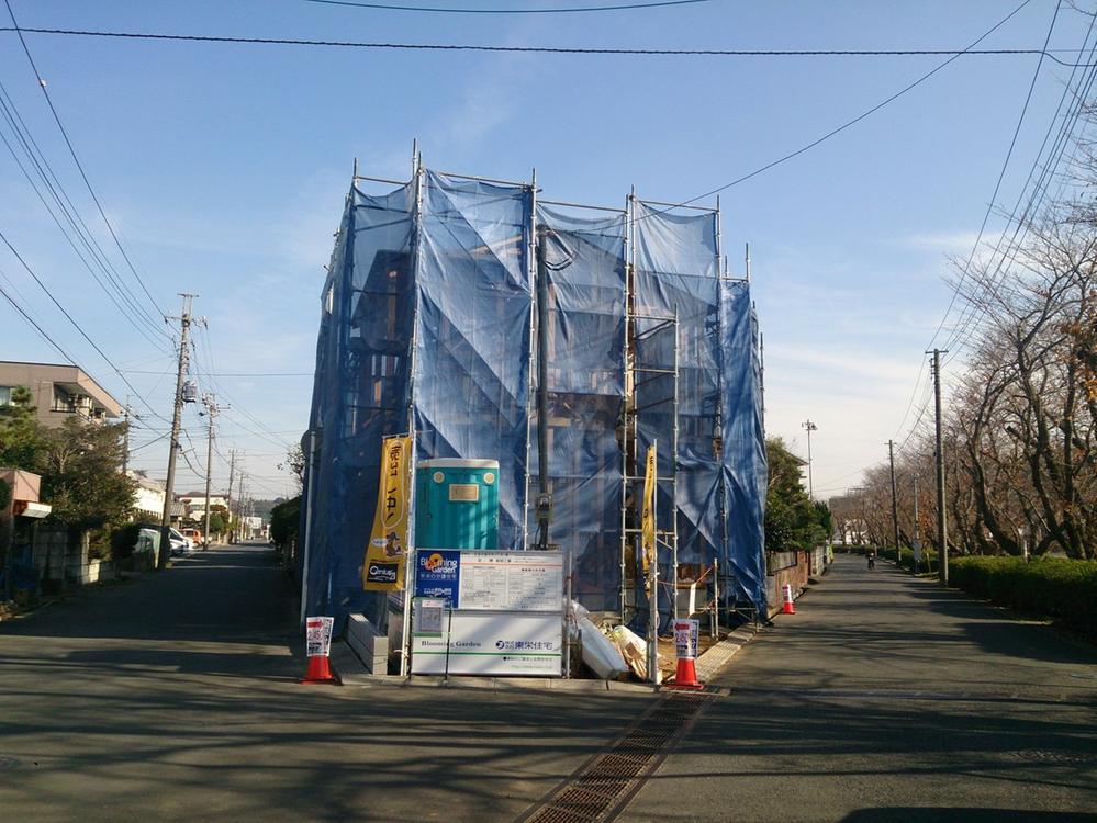 Local photos, including front road. The south and north of the double-sided road width 6m!