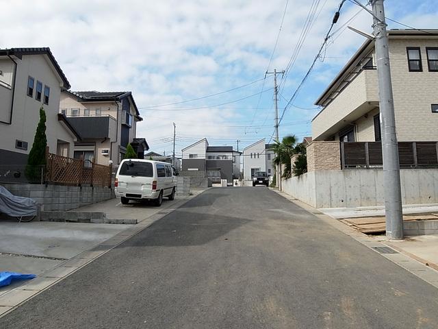 Local photos, including front road. 6m of width room