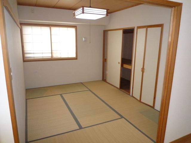 Non-living room. ● bright with a window on the west side Japanese-style room