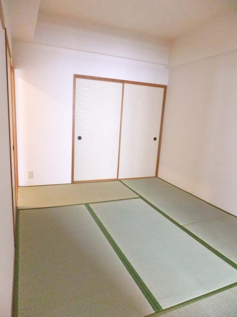 Living and room. 6-mat Japanese-style. There are storage! !