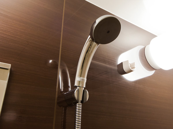 Bathing-wash room.   [Large shower head] Design with excellent shower head has adopted the easy to hold large type.