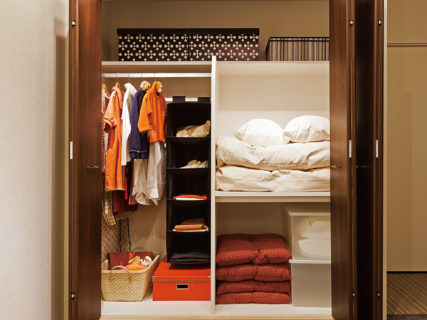 Interior.  [Futon closet] Amount of storage rich futon closet. To enable a variety of storage, Installing the hanger pipe that can hold the middle and clothing that can accommodate the futon (part dwelling unit )