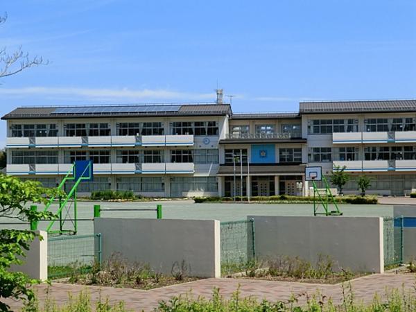 Primary school. 120m 2-minute walk to Silver elementary school