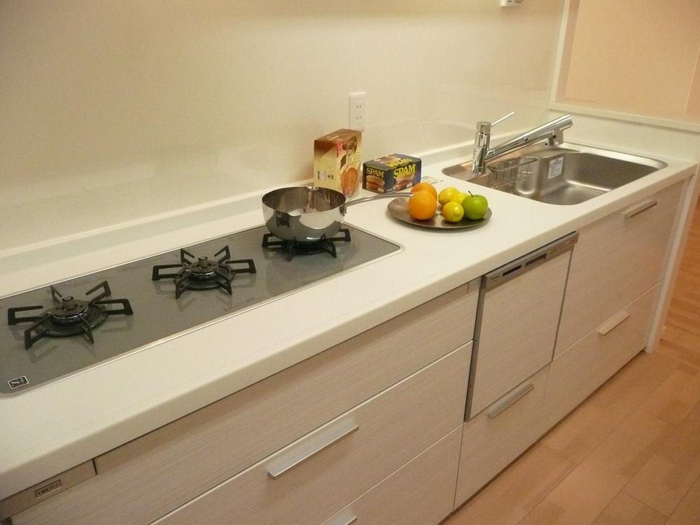 Kitchen. Equipped with adoption dish washing dryer an easy-to-use triple-wide gas stove