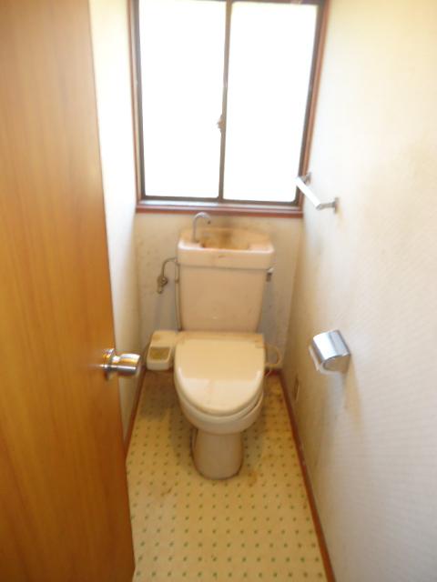 Toilet. Second floor: toilet (February 2013) Shooting