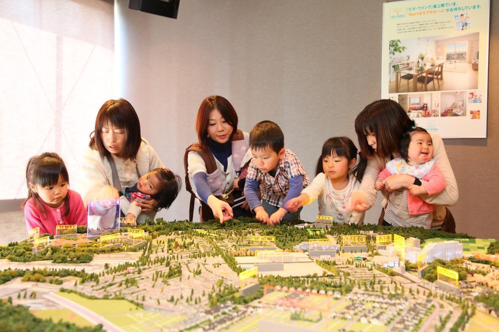exhibition hall / Showroom. In a "town gallery" of the huge diorama model of Yūkarigaoka, Let's see how the city! 