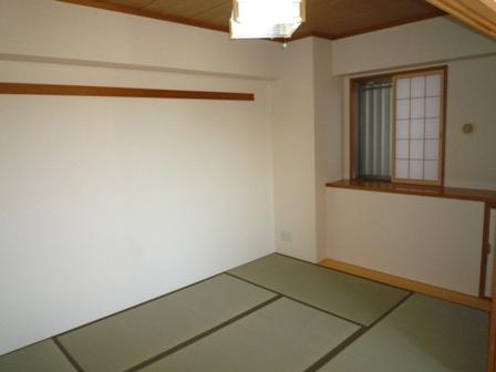 Non-living room. Easy-to-use 6-mat Japanese-style room in the living room and on earth