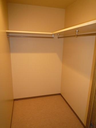 Receipt. The main bedroom with a walk-in closet