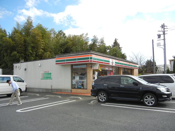 Convenience store. 520m to Seven-Eleven (convenience store)