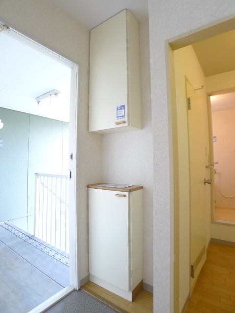 Entrance. Of course also equipped with cupboard!