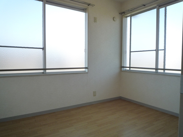 Other room space. A bright room with 2 Menmado!