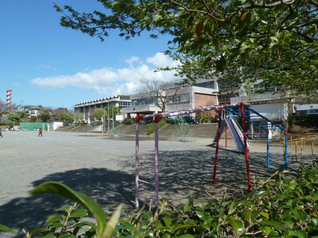 Primary school. 550m to Mano stand elementary school