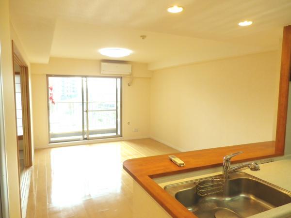 Living. LDK is about 14.9 Pledge, Spacious space Oh born of about 20 Pledge When you open a Japanese-style room!