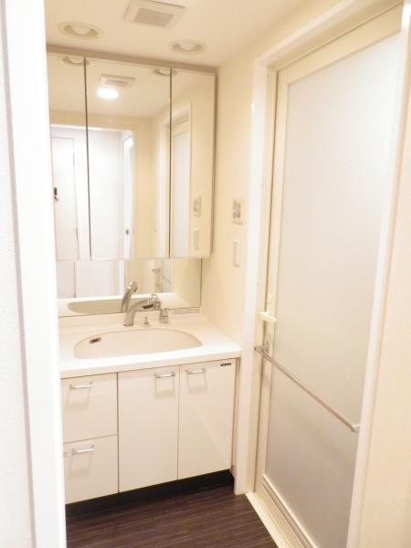Wash basin, toilet. Three-sided mirror stylish wash basin Specifications