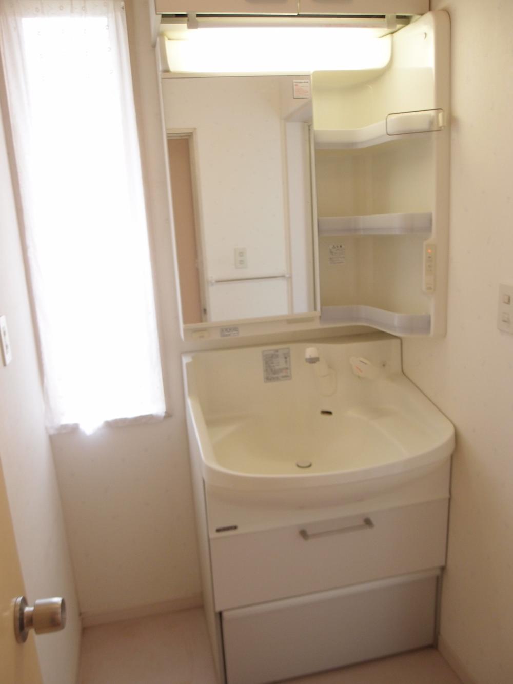 Wash basin, toilet. Washroom