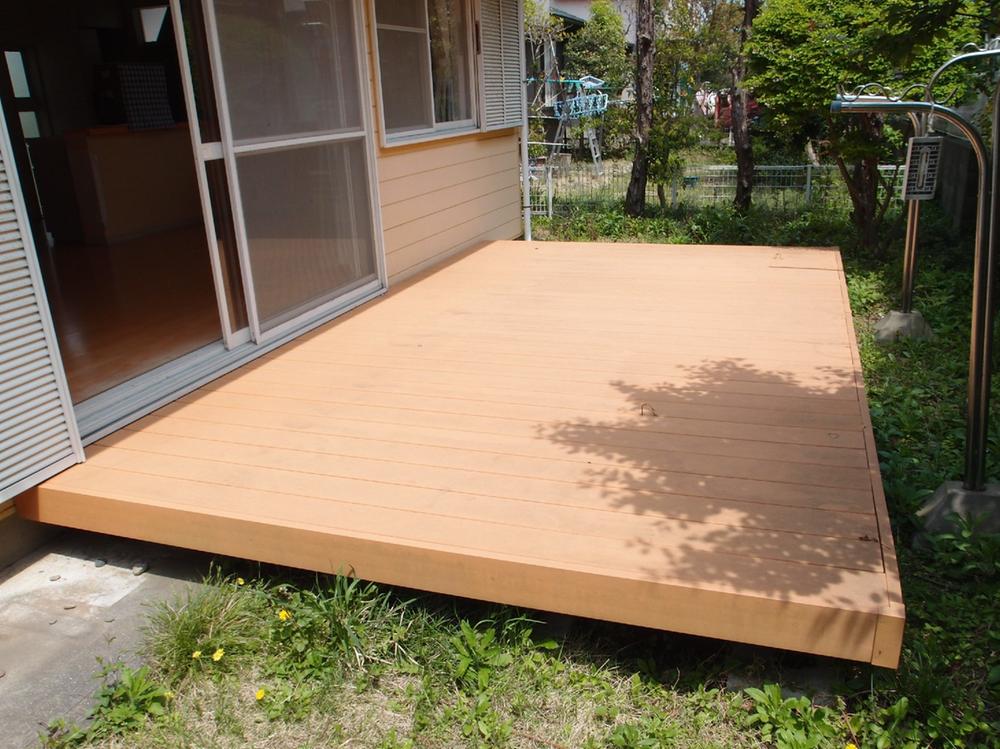 Garden. Wood deck