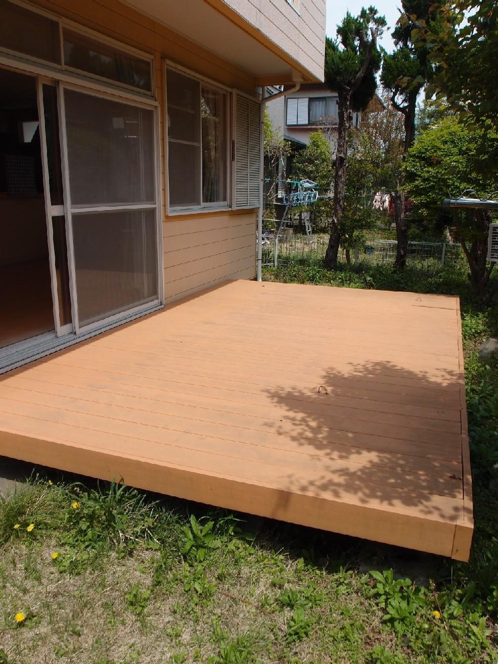 Garden. Wood deck