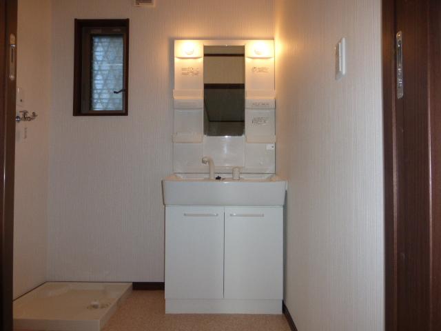 Wash basin, toilet. Local (12 May 2013) Shooting