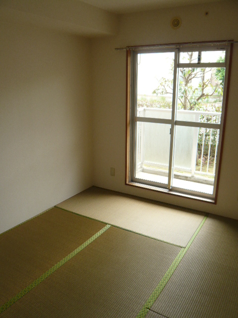 Other room space. The south side of the Japanese-style room has plenty of sunlight from the window.