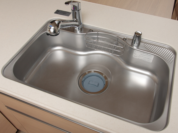 Kitchen.  [Quiet sink] The water when washing and food suppress it sound kitchen sink of "silent type" is, It is a wide size that can be washed together, such as pans and crockery. (Same specifications)