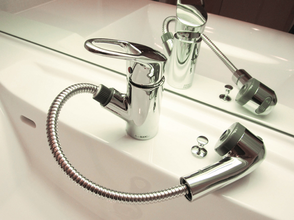 Bathing-wash room.  [Single lever mixing shower faucet] With one hand can be performed adjustment of the temperature and the amount of water "single lever mixing shower faucet" is, Ya morning shampooing, It is a convenient shower head drawer type to clean the sink bowl. (Same specifications)