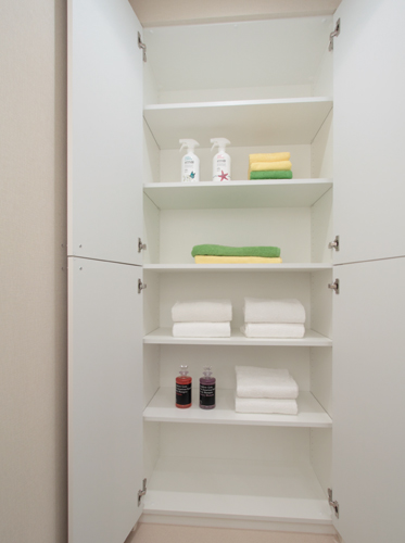 Bathing-wash room.  [Linen cabinet] It adopted a shelf of movable, Such as bath towels and sanitary supplies of stock can be efficiently stored has established the "linen warehouse". (Same specifications)