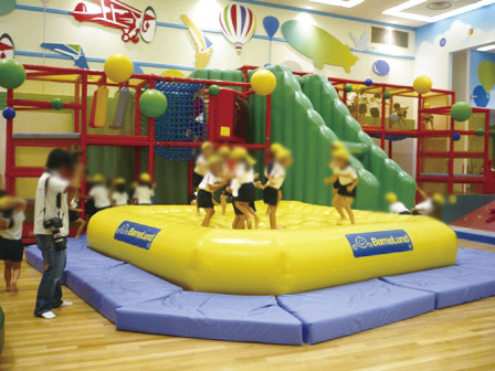Popularity as a playground on a rainy day. Comprehensive child care support center "Yu! Kids "