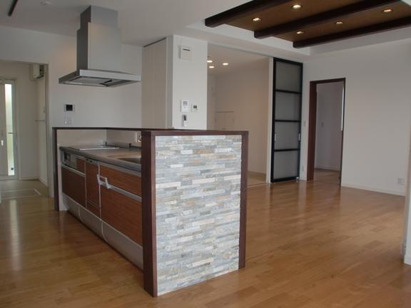 Kitchen. 13-2 Conclusion from the kitchen toilet to the bathroom in a straight line, We support the housework of busy wife.