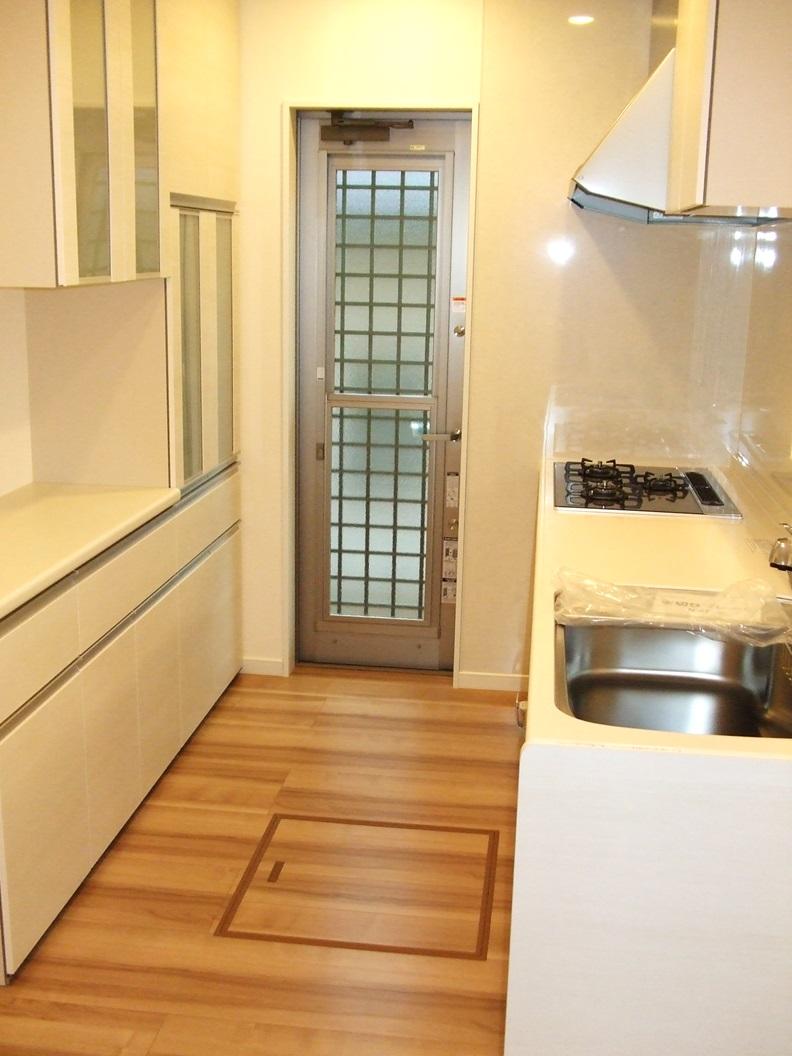 Kitchen. Cupboard also has also been coordinated with white keynote kitchen. It is beautiful and there is a very clean feeling!