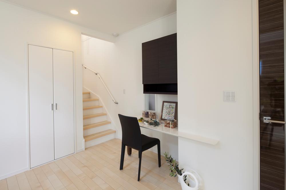 Living. Installing the counter space in a corner of the living room. Also available in the personal computer space.