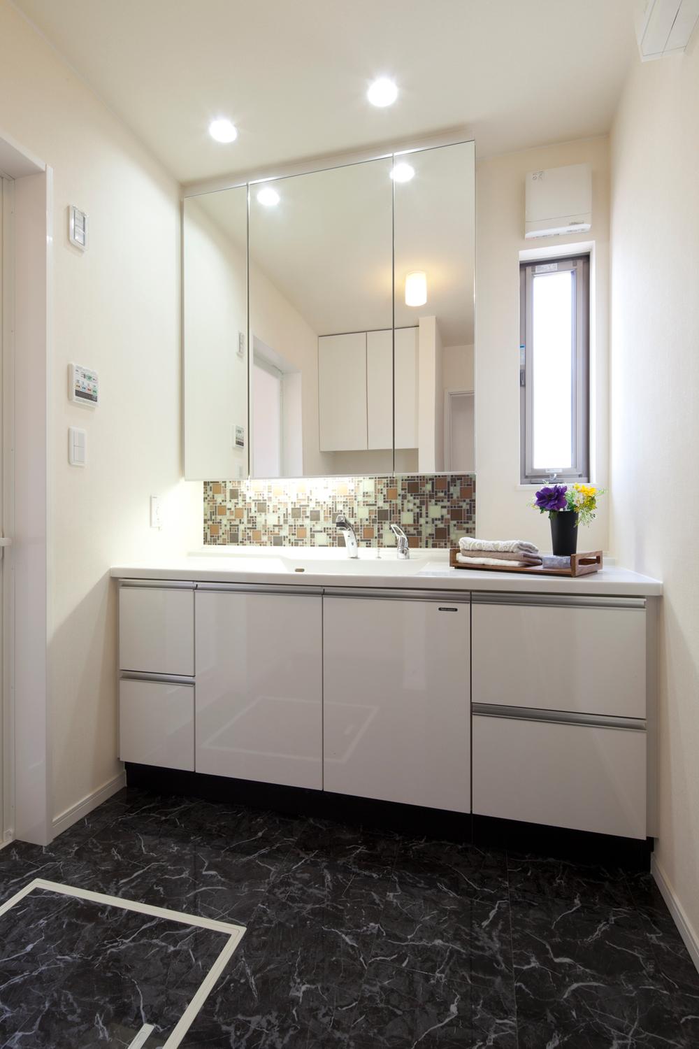 Wash basin, toilet. Spacious wash room.