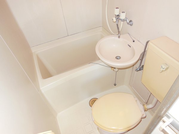 Bath. 3-point unit bus