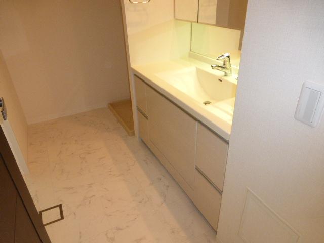 Wash basin, toilet. Indoor (11 May 2013) Shooting