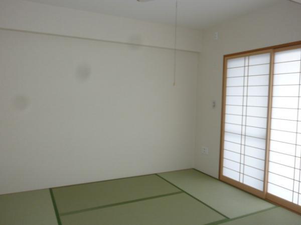 Non-living room. Japanese-style room with large windows.