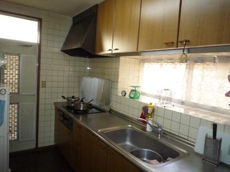 Kitchen. ■ Kitchen is bright light plug from the bay window