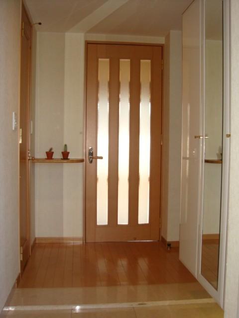 Entrance. Entrance there is a shoe cupboard and storage space. Since the glass door of the living room light is also Masu Plug.