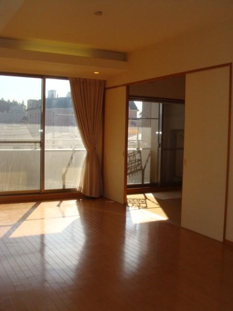 Living. South-facing very bright living room It can be used in Tsuzukiai of the Japanese-style room.