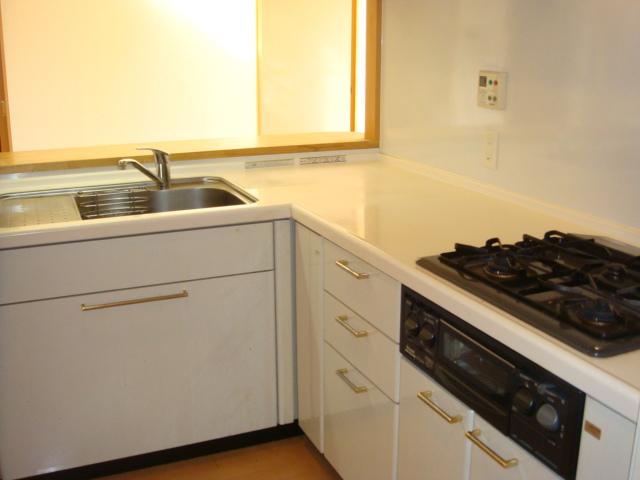 Kitchen. Very easy to use the L-shaped kitchen It has also been equipped with counter, Use convenience is good!